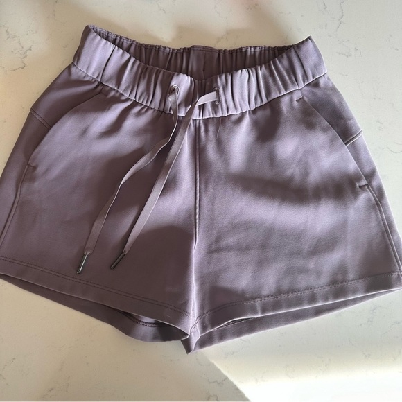 Lululemon On The Fly Short Woven 2.5" size: 2 - Picture 2 of 6